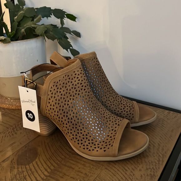 New in box Heeled Sling Back Cut Out Boots - Picture 3 of 7